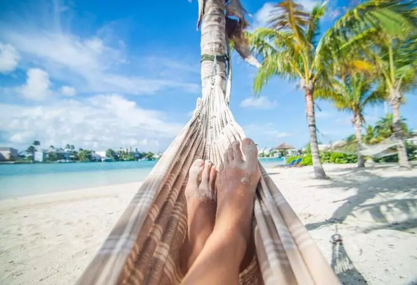 هتل Sandyport Beach Resort