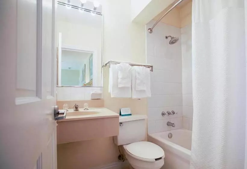 هتل Sandyport Beach Resort