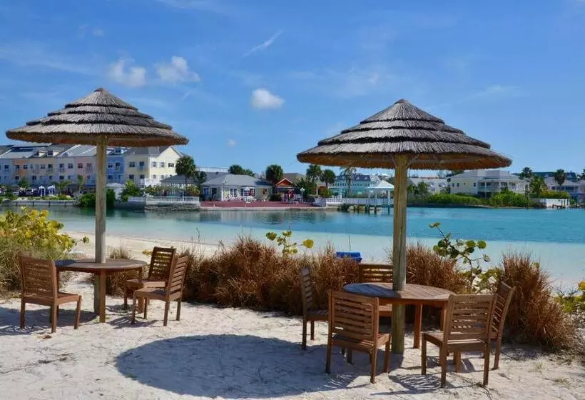 هتل Sandyport Beach Resort