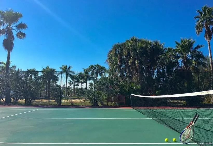 هتل Sandyport Beach Resort