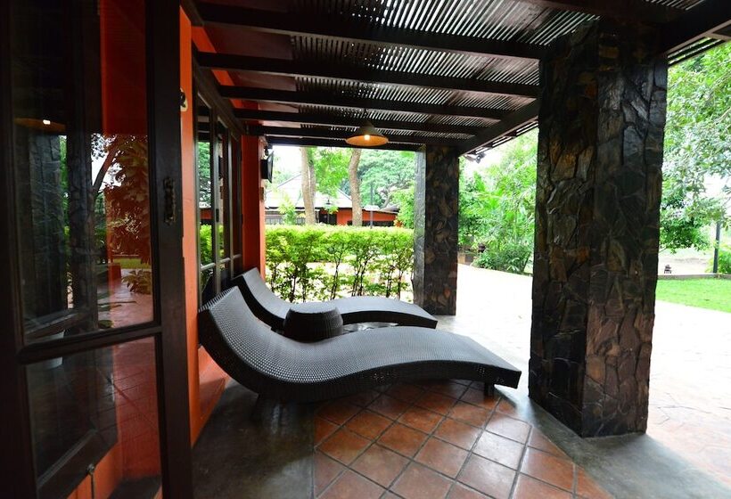 فندق Baan Nam Ping Riverside Homestay