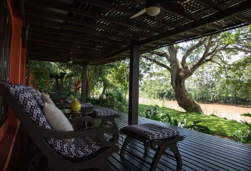 ホテル Baan Nam Ping Riverside Homestay