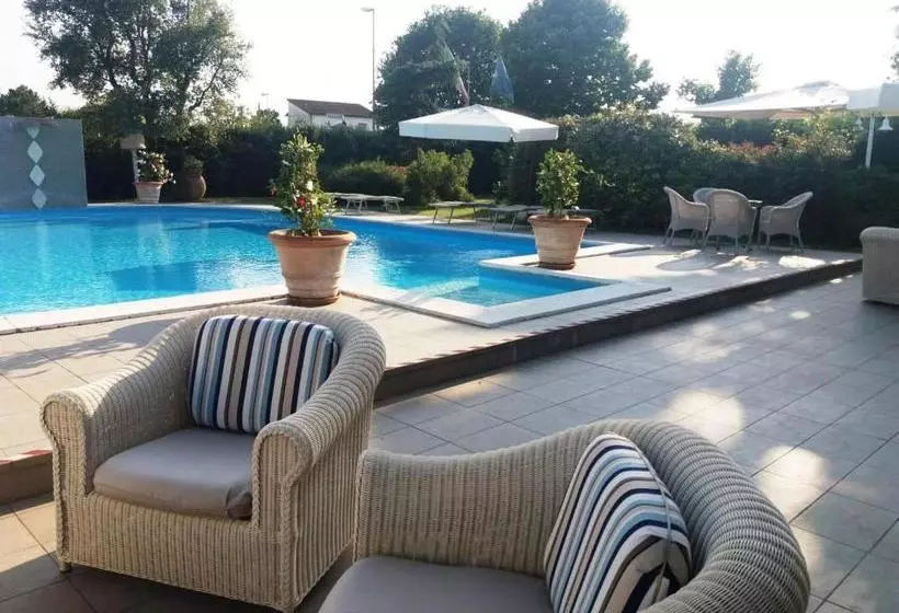 Отель Relais Villa Roncuzzi