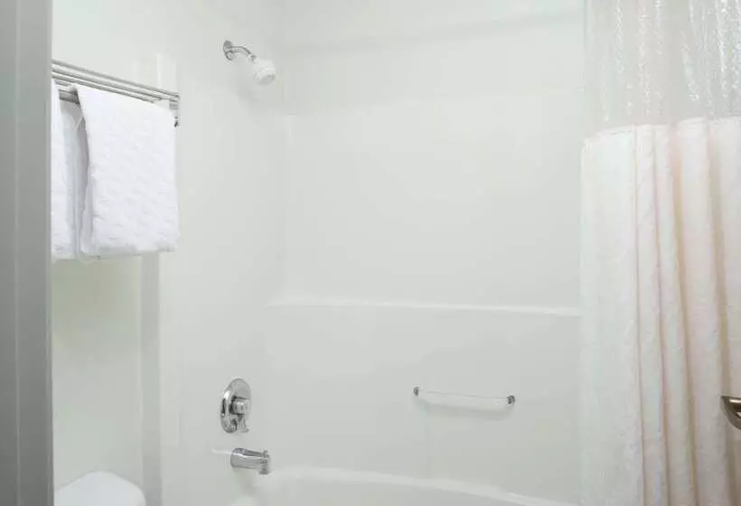 هتل Baymont By Wyndham Coeur D Alene