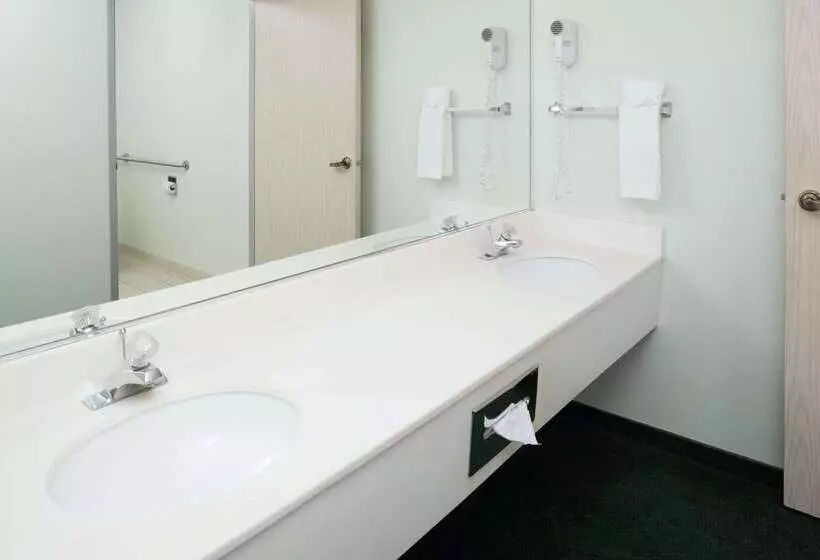 هتل Baymont By Wyndham Coeur D Alene