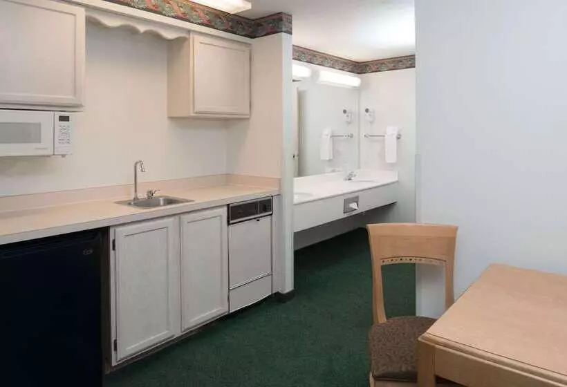 هتل Baymont By Wyndham Coeur D Alene