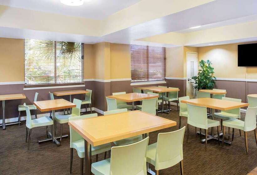 Отель La Quinta By Wyndham Sarasota Downtown