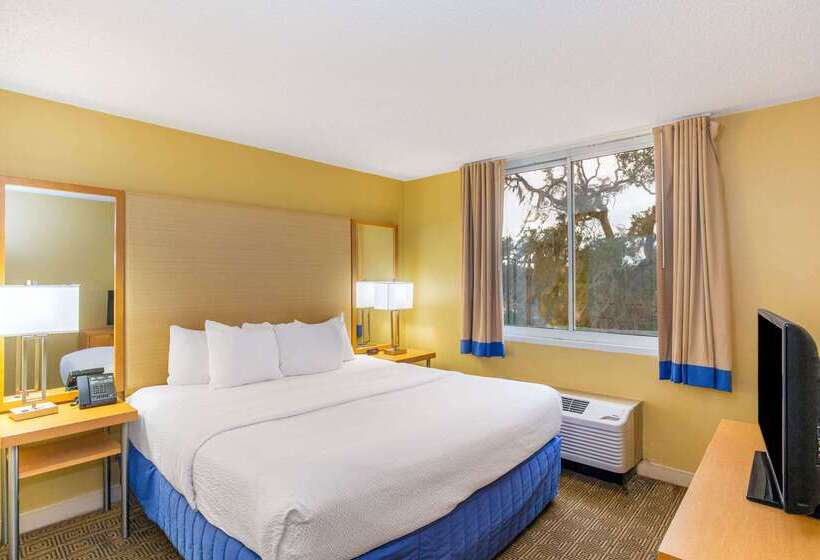 Отель La Quinta By Wyndham Sarasota Downtown