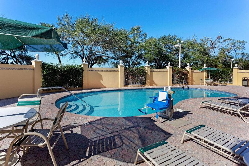 Отель La Quinta By Wyndham Sarasota Downtown