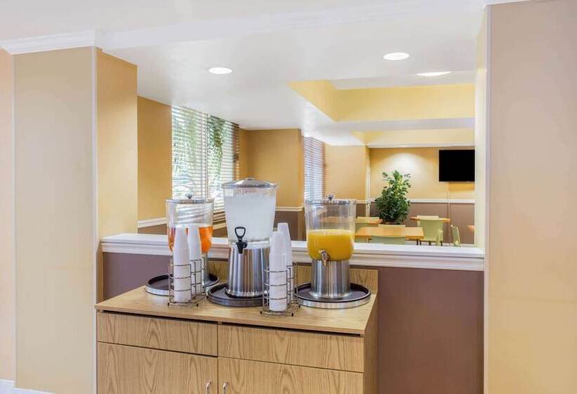 Отель La Quinta By Wyndham Sarasota Downtown