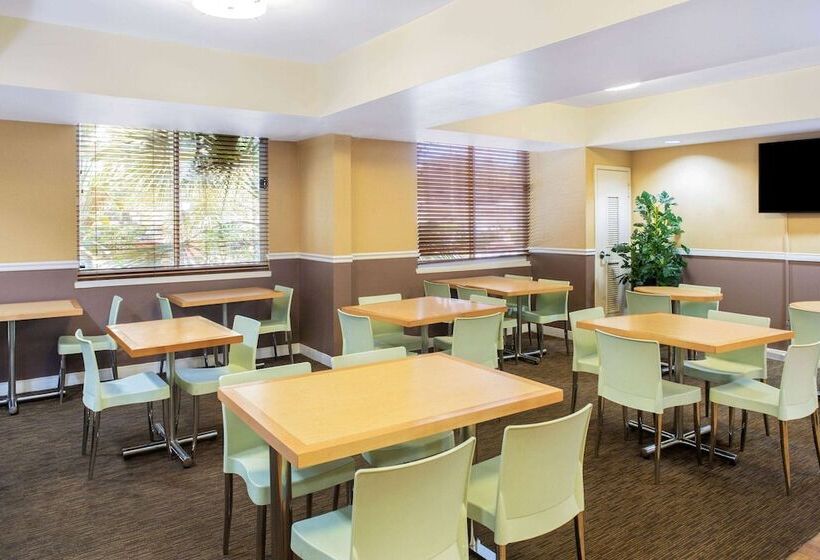 Отель La Quinta By Wyndham Sarasota Downtown