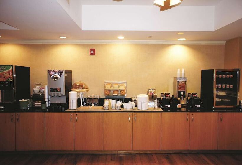 Отель La Quinta By Wyndham Sarasota Downtown