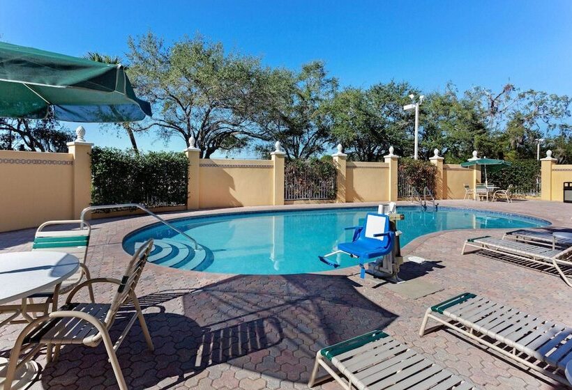 Отель La Quinta By Wyndham Sarasota Downtown