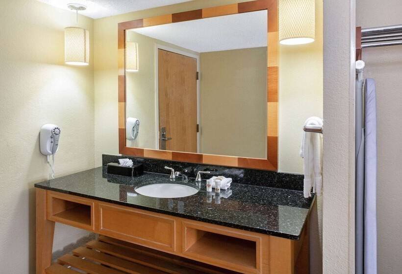 Отель La Quinta By Wyndham Sarasota Downtown