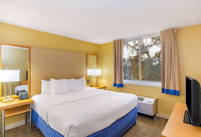 Отель La Quinta By Wyndham Sarasota Downtown