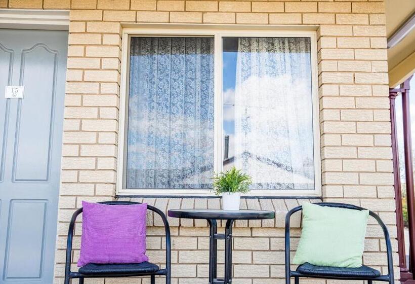 בית מלון כפרי Lilac City Motor Inn & Steakhouse