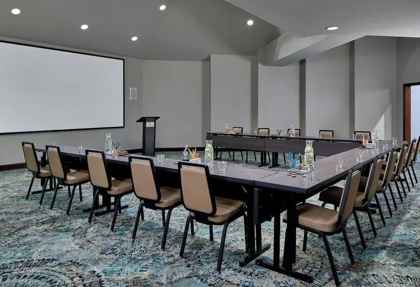 ホテル Renaissance Shoals Resort And Spa