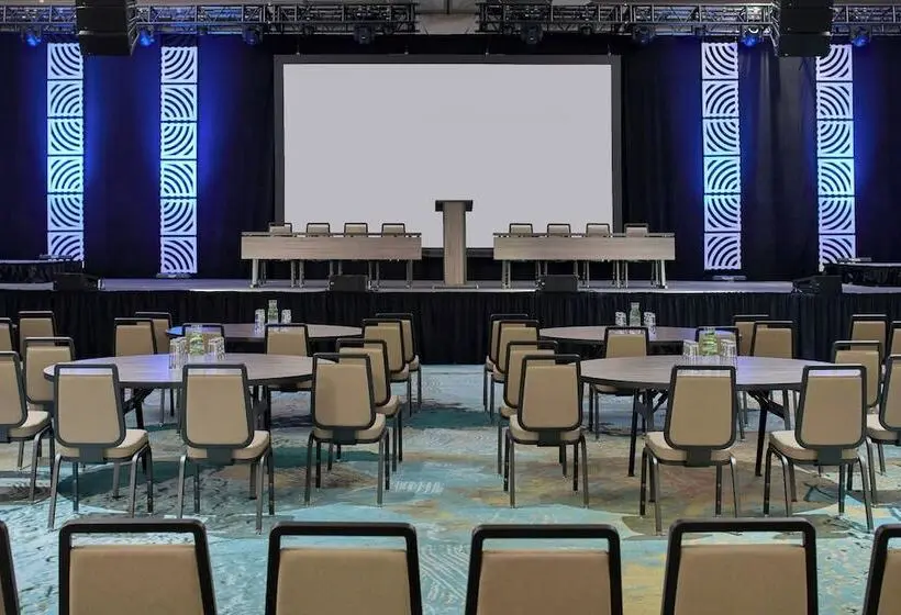 ホテル Renaissance Shoals Resort And Spa