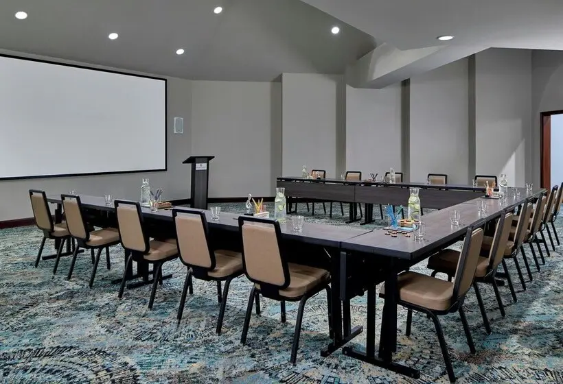 ホテル Renaissance Shoals Resort And Spa