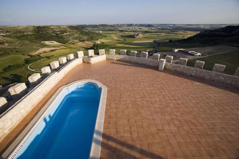 هتل Residencia Real Del Castillo De Curiel