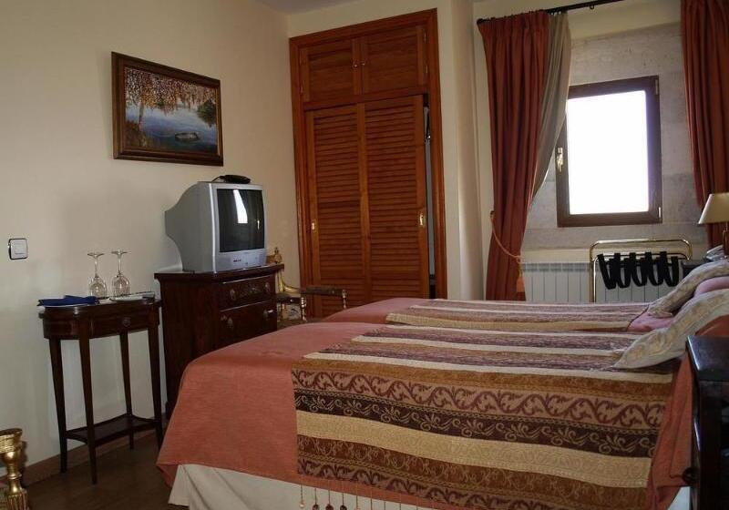 هتل Residencia Real Del Castillo De Curiel