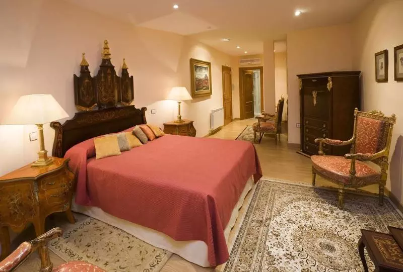 Hotel Residencia Real Del Castillo De Curiel
