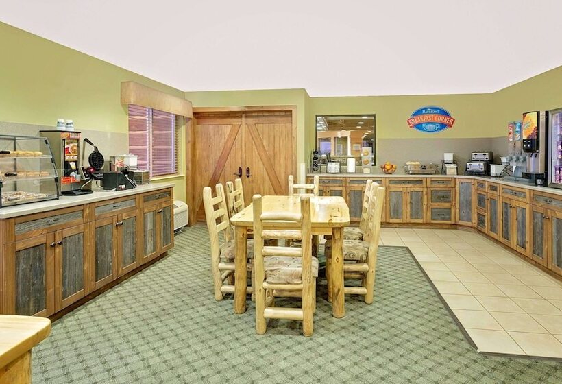 Pinedale Hotel & Suites