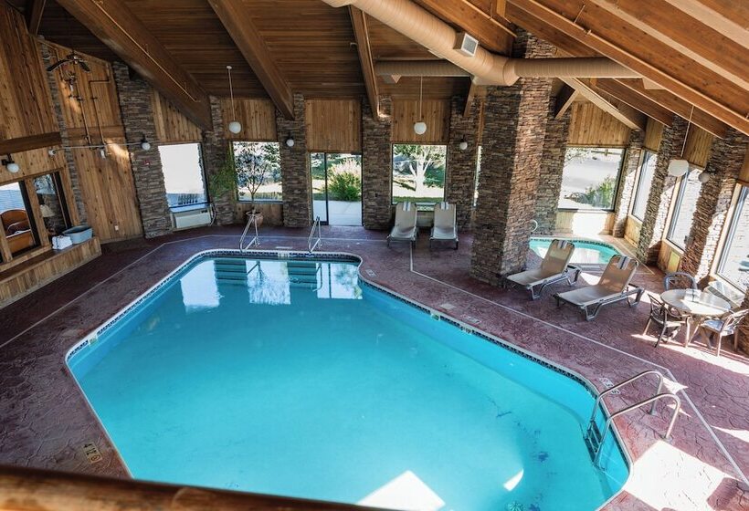 Pinedale Hotel & Suites