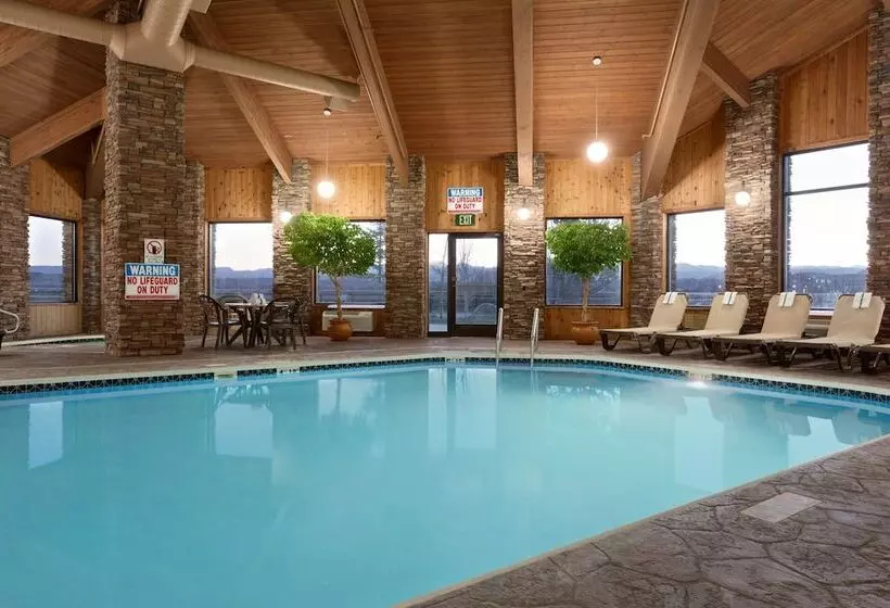 Pinedale Hotel & Suites