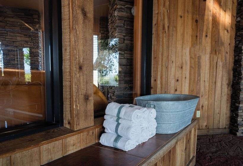 Pinedale Hotel & Suites