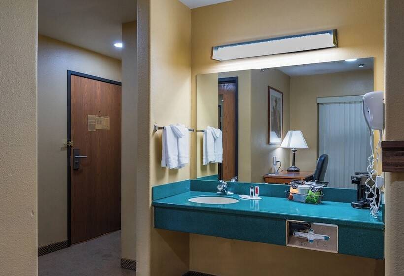 Pinedale Hotel & Suites