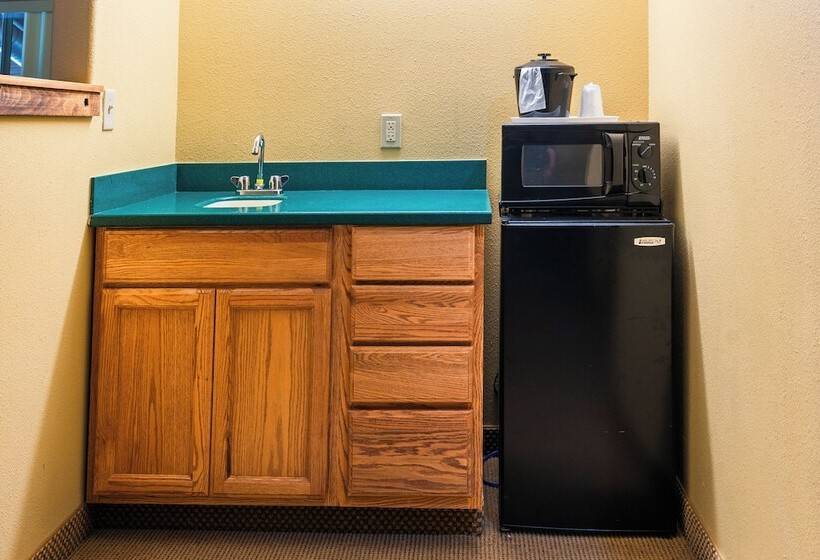 Pinedale Hotel & Suites