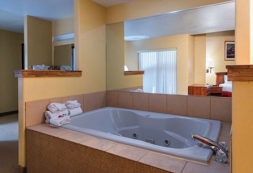 Pinedale Hotel & Suites