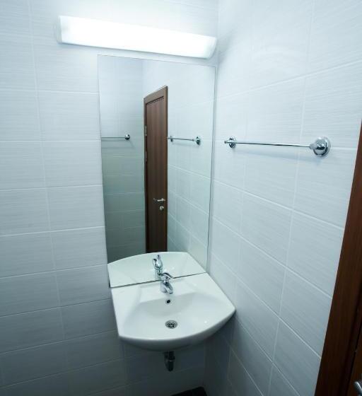 Bisser Hotel   Free Parking   Free Pool Access