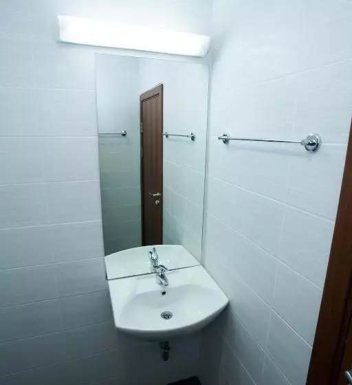 Bisser Hotel   Free Parking   Free Pool Access