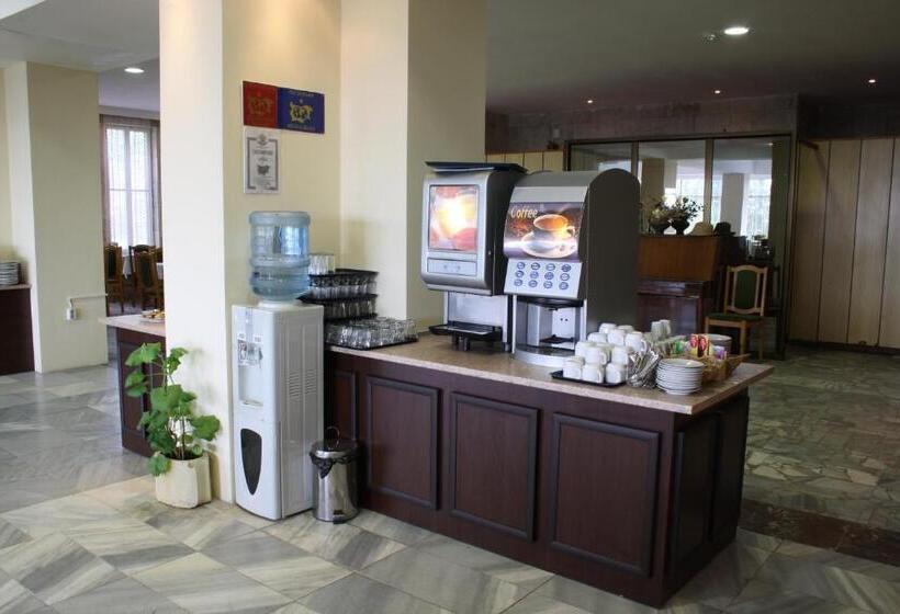 Bisser Hotel   Free Parking   Free Pool Access