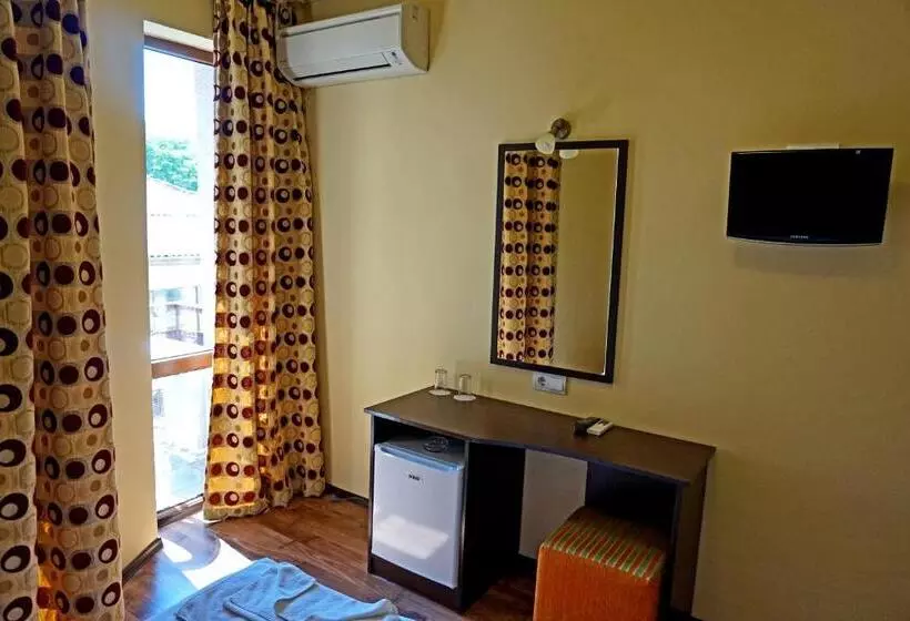 Bisser Hotel   Free Parking   Free Pool Access