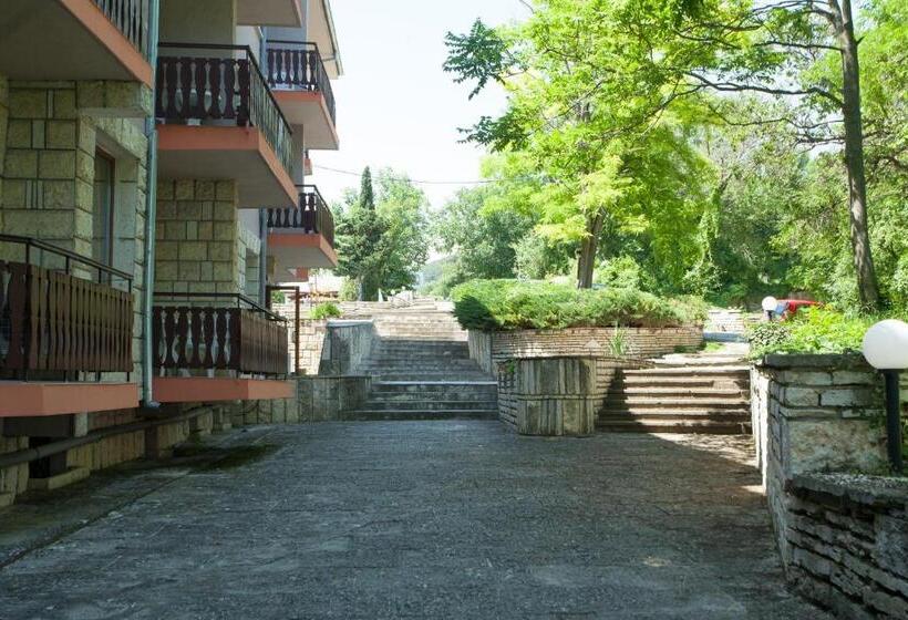 Bisser Hotel   Free Parking   Free Pool Access