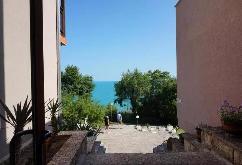 Bisser Hotel   Free Parking   Free Pool Access