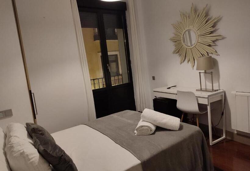 مسافرخانه Madrid House Rooms