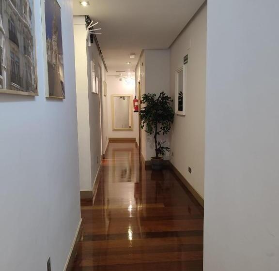 مسافرخانه Madrid House Rooms