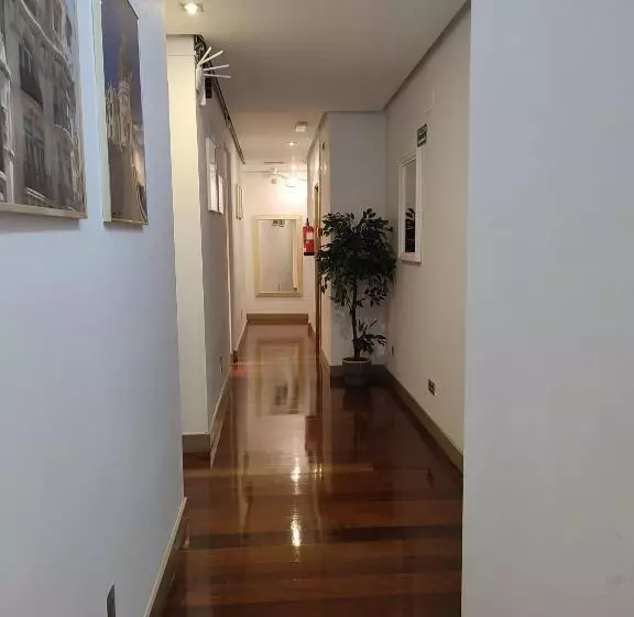 مسافرخانه Madrid House Rooms