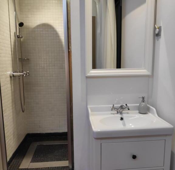 مسافرخانه Madrid House Rooms