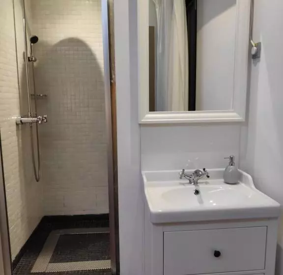 مسافرخانه Madrid House Rooms