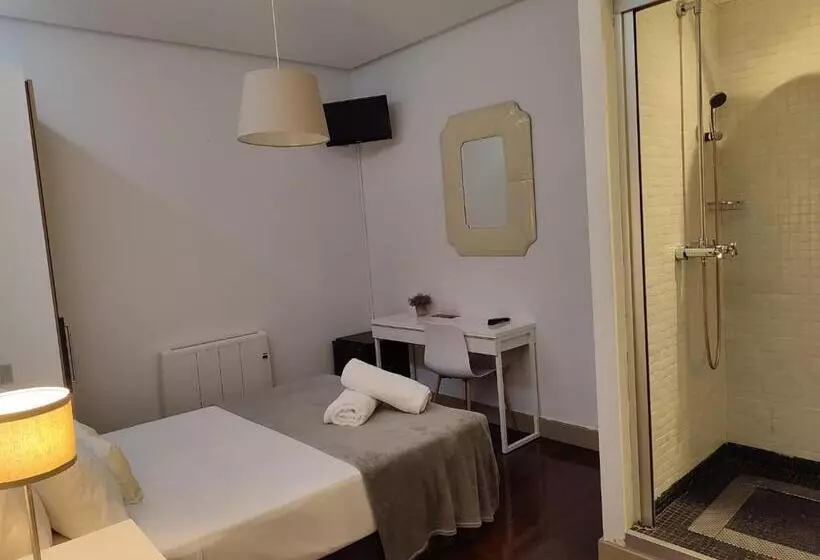 مسافرخانه Madrid House Rooms