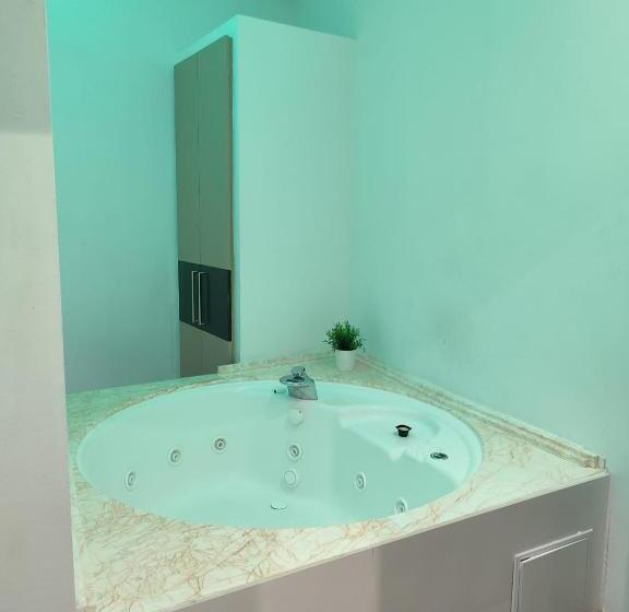 مسافرخانه Madrid House Rooms