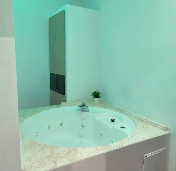 مسافرخانه Madrid House Rooms