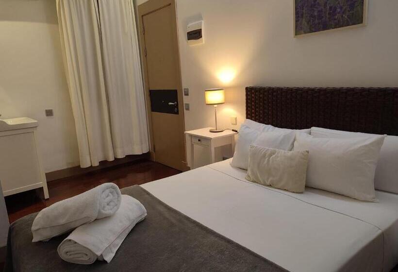 مسافرخانه Madrid House Rooms