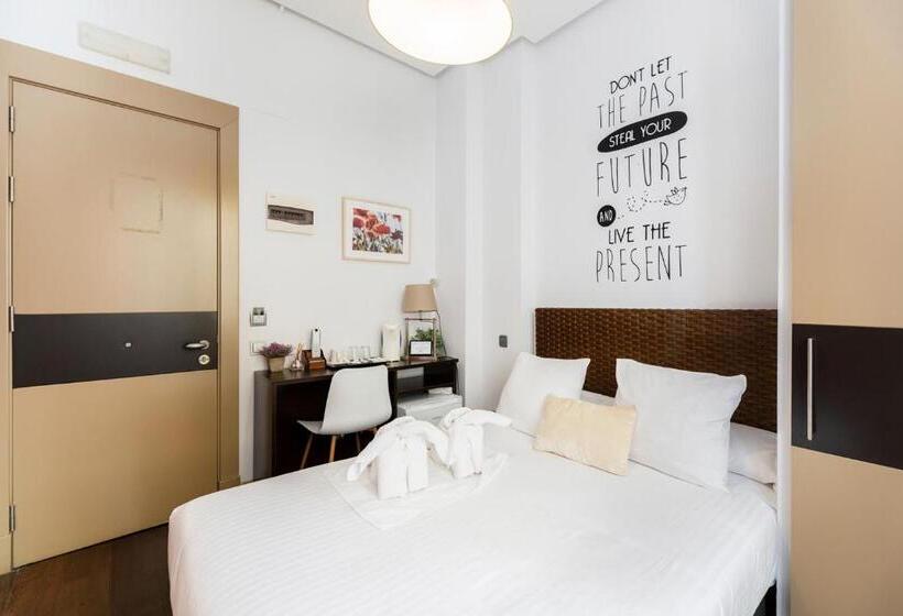 مسافرخانه Madrid House Rooms