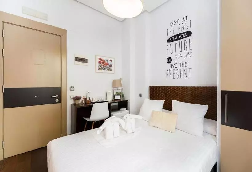 مسافرخانه Madrid House Rooms